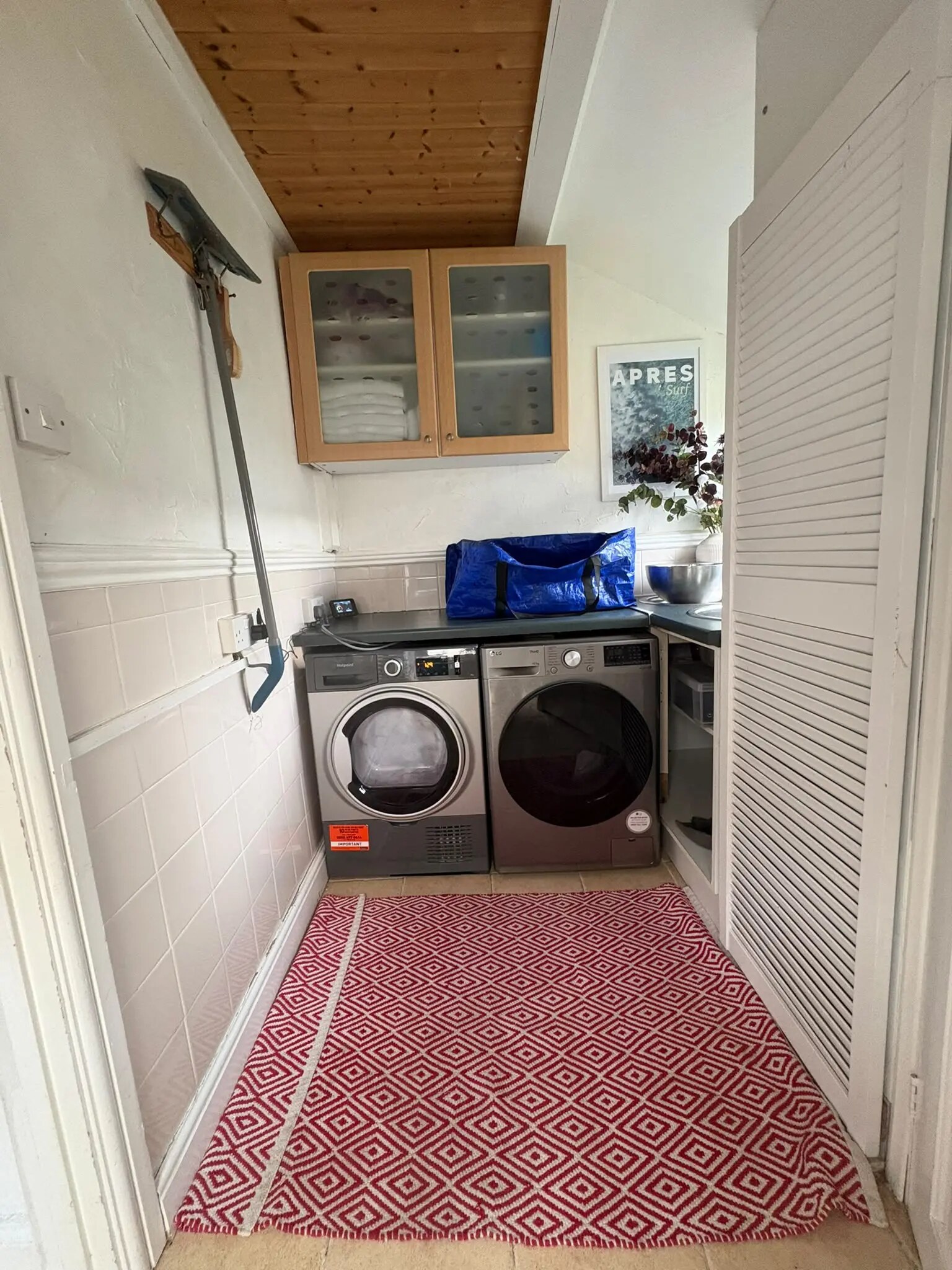 Utility room with washing machine and tumble dryer