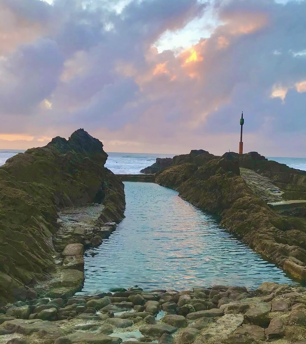 Green banks and water at Tommy’s Pit near Bude